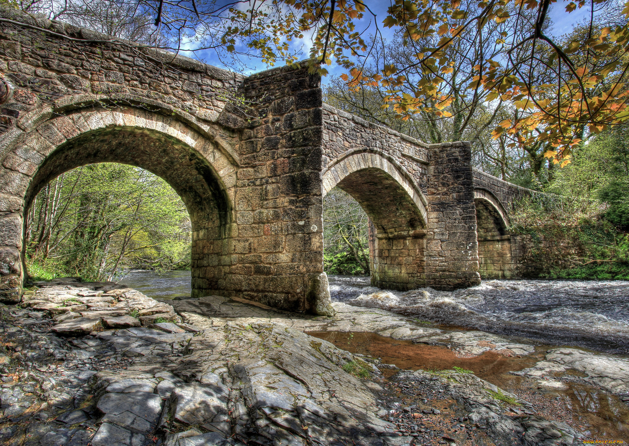 Старинный каменный мост. Каменный мост Сицилия. Каменный мост Уэльс. Дакия каменный мост. Каменный мост через реку Виточка.